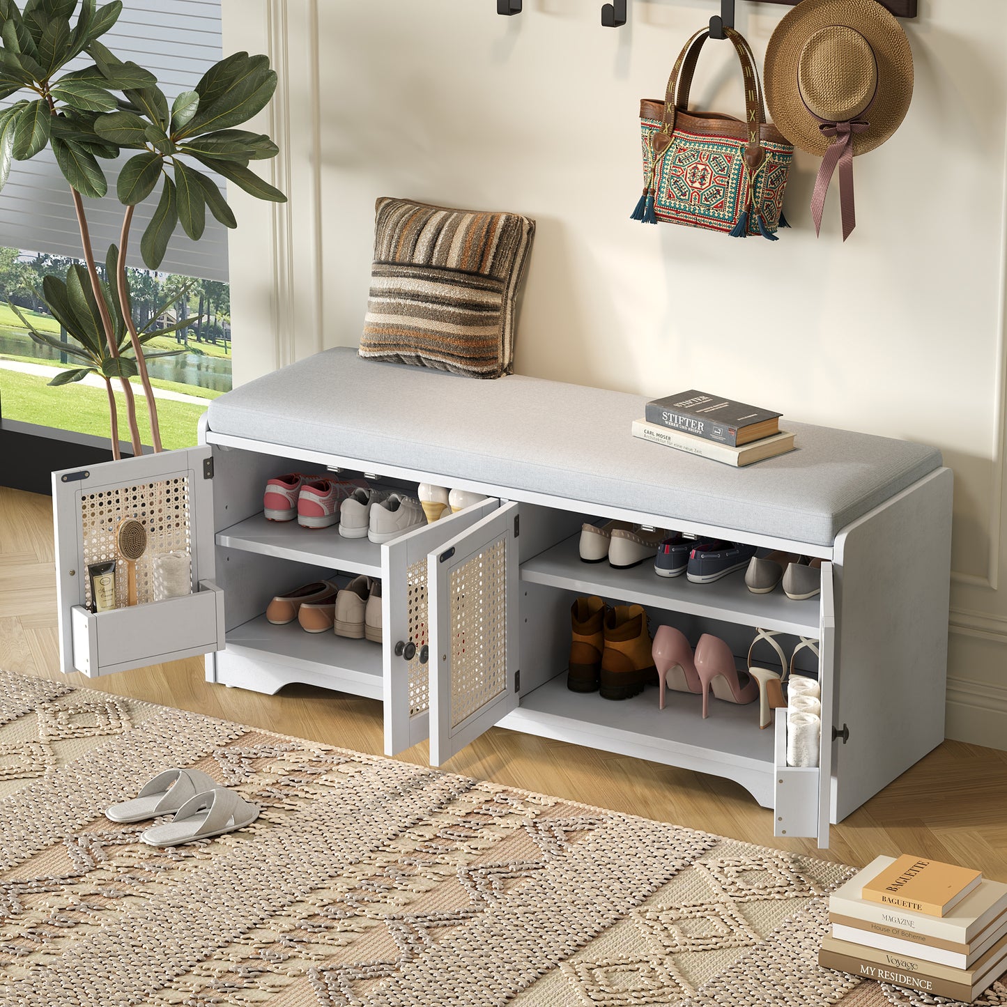 Banco rústico de estilo campestre con almacenamiento, cojín y puertas de ratán.